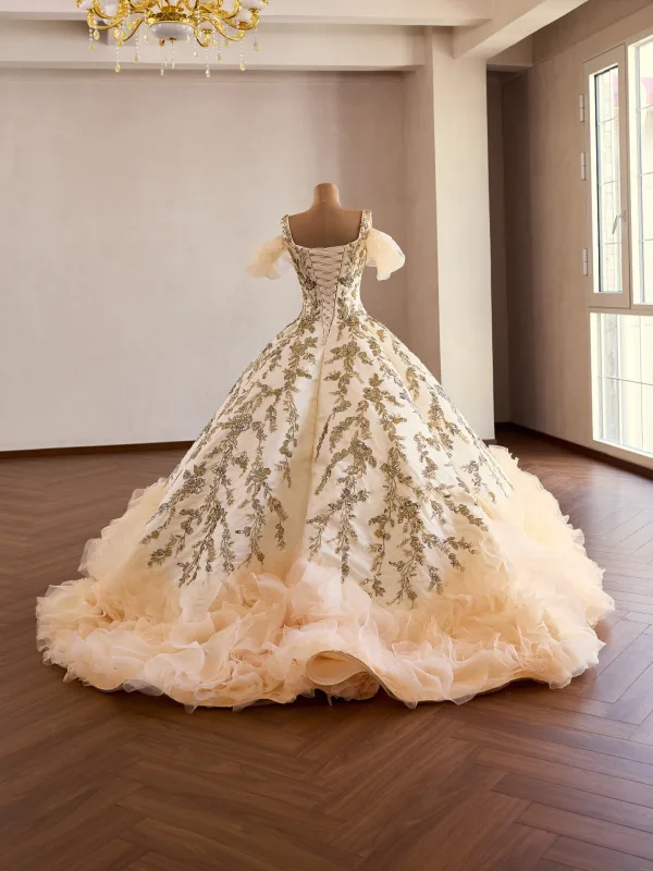 Luxury / Gorgeous Champagne Beading Lace Flower Sequins Ruffle Prom Dresses 2026 Ball Gown V-Neck Short Sleeve Backless Sweep Train Formal Dresses