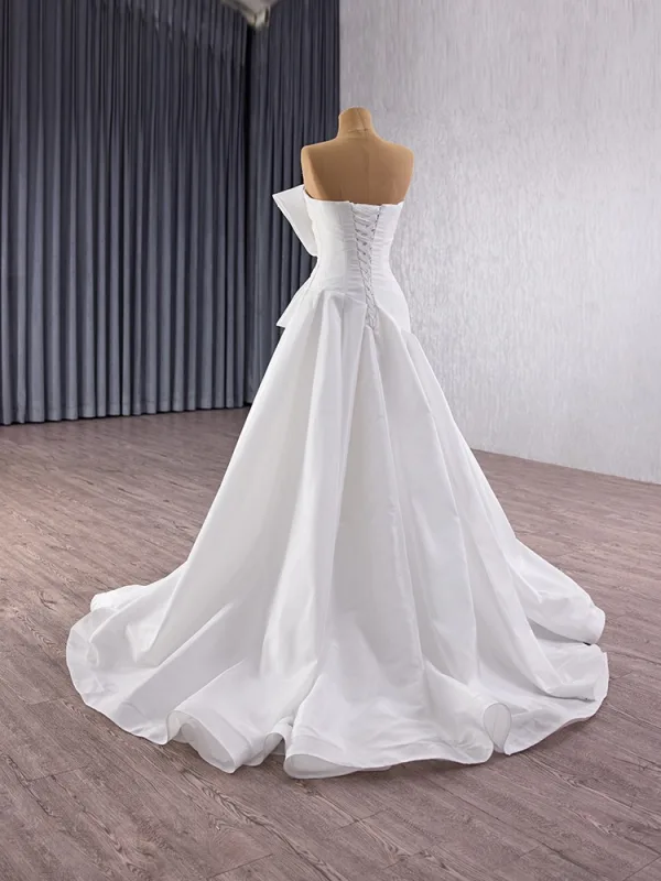 Elegante Weiß Strass Satin Brautkleider / Hochzeitskleider 2025 Ballkleid Bandeau Ärmellos Schleife Rückenfreies Sweep / Pinsel Zug