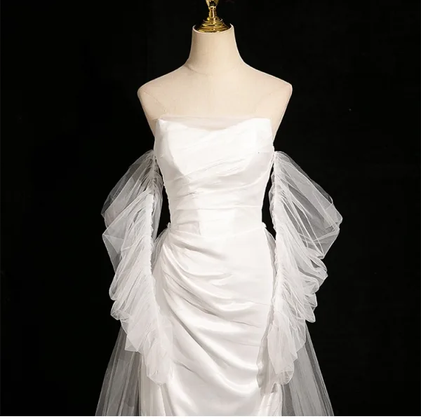 Schlicht Satin Weiß Meerjungfrau Brautkleider / Hochzeitskleider 2024 Bandeau Ärmellos Rückenfreies Sweep / Pinsel Zug Hochzeit