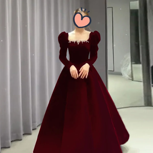 Audrey Hepburn-Stil Burgunderrot Winter Wildleder Ballkleider 2023 A Linie Eckiger Ausschnitt Lange Ärmel Rückenfreies Lange Ball Festliche Kleider