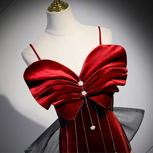 Sexy Bordeaux Velours Robe De Soirée 2023 Trompette / Sirène Bretelles Spaghetti Faux Diamant Sans Manches Dos Nu Noeud Train De Balayage Soirée Robe De Ceremonie