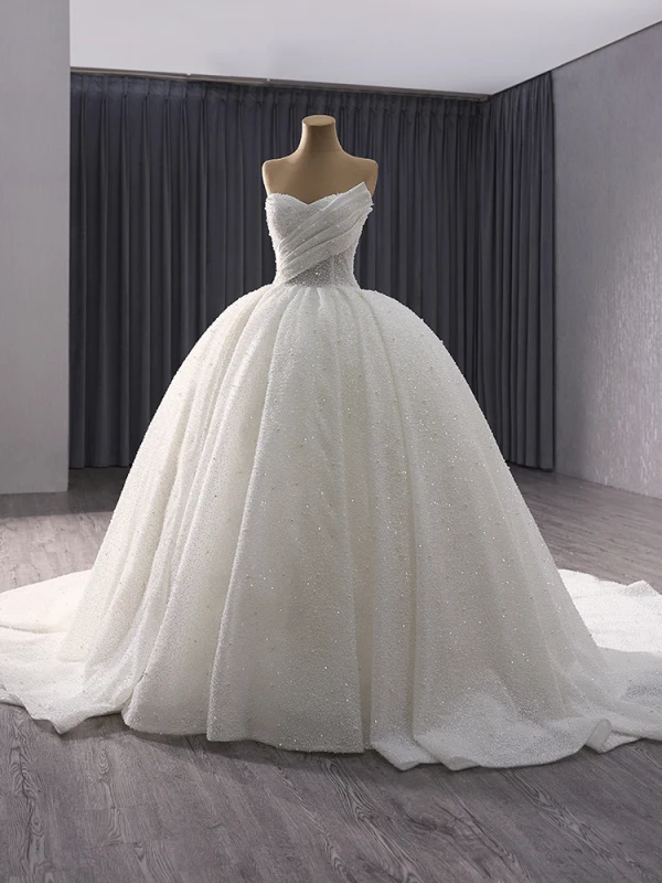 Luxus / Herrlich Weiß Handgefertigt Perlenstickerei Perle Pailletten Brautkleider / Hochzeitskleider 2024 Ballkleid Bandeau Ärmellos Rückenfreies Kapelle-Schleppe Hochzeit