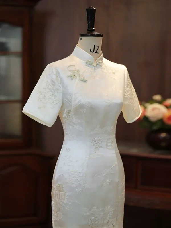 Chinesischer Stil Weiß Stickerei Wadenlang Cheongsam 2026 Meerjungfrau Stehkragen Kurze Ärmel