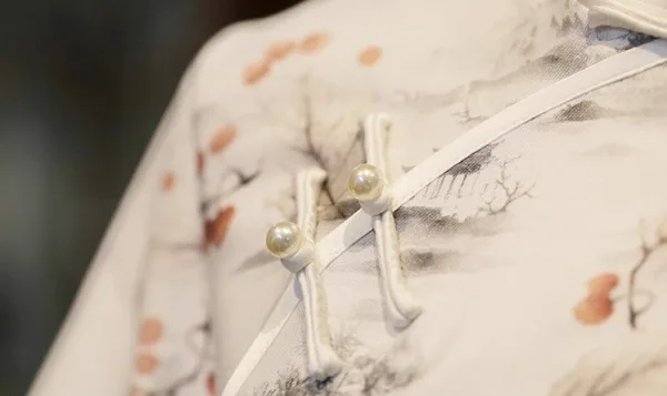 Chinesischer Stil Weiß Drucken Gespaltete Front Wadenlang Cheongsam 2026 Meerjungfrau Stehkragen Kurze Ärmel