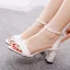 Elegante Weiß Spitze Blumen Knöchelriemen Brautschuhe 2024 7 cm Thick Heels Spitzschuh Hochzeit Sandaletten Hochhackige