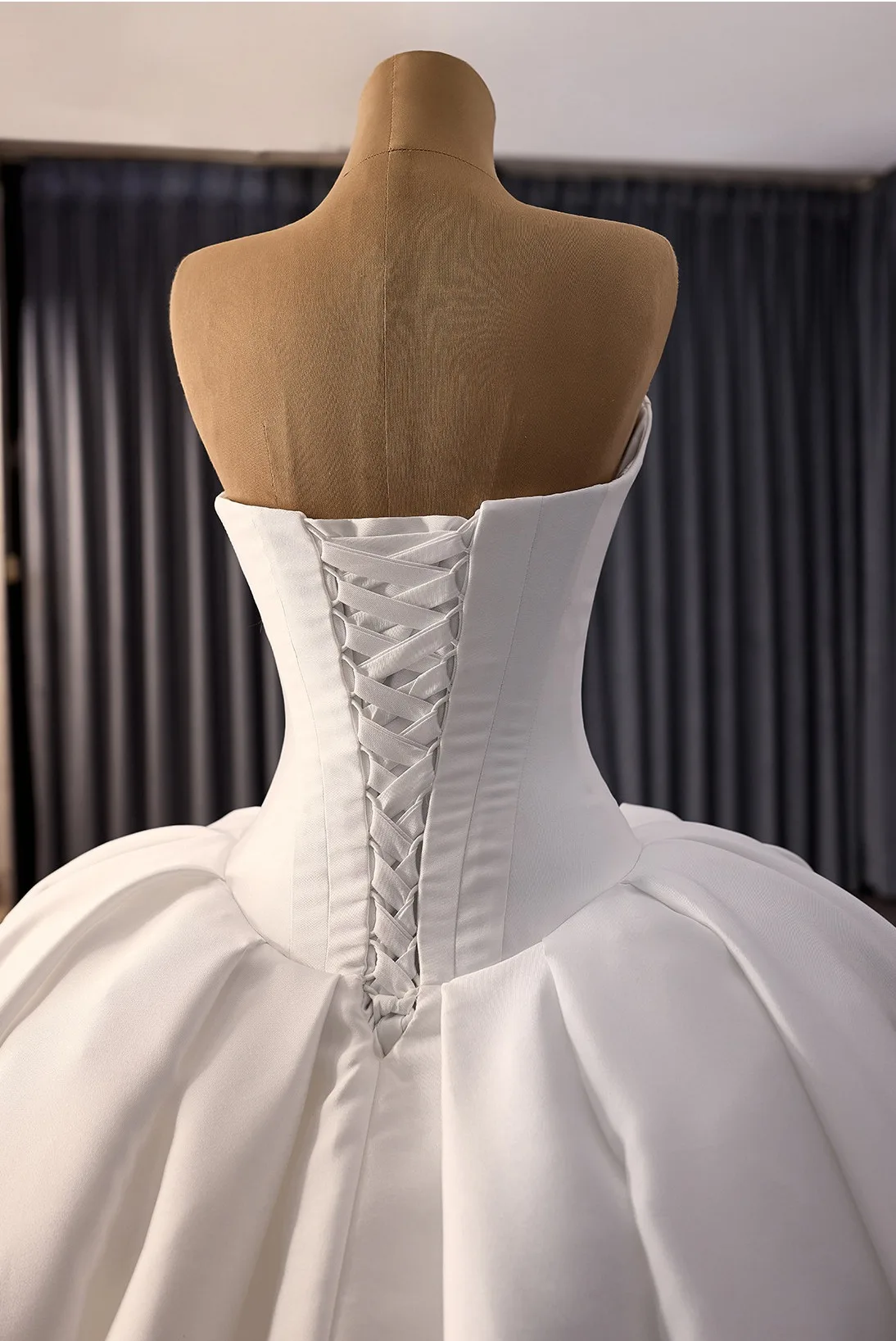 High-end Elegant Ivory Satin Corset Wedding Dresses 2026 Ball Gown Strapless Sleeveless