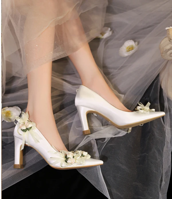 Élégant Blanche Cuir Appliques Chaussure De Mariée 2023 8 cm Talons Épais À Bout Pointu Mariage Escarpins Talons Hauts