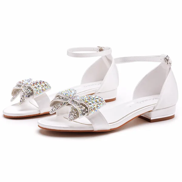 Uroczy Białe Rhinestone Kokarda Płaskie Bal Sandały Damskie 2023 Z Paskiem Peep Toe Sandały