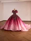 Volumineux Dégradé De Couleur Bordeaux Perlage En Dentelle Fleur Paillettes Robe De Bal 2026 Robe Boule V-Cou Manches Courtes Tribunal Train Robe De Ceremonie