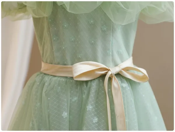 Simple Vert Cendré Paillettes Anniversaire Robe Ceremonie Fille 2024 Princesse Encolure Dégagée Volants Manches Courtes Noeud Ceinture Dos Nu Longue