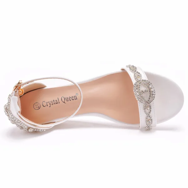 Charmant Weiß Strass Brautschuhe 2022 Knöchelriemen 6 cm Keilabsatz Peeptoes Hochzeit Sandaletten