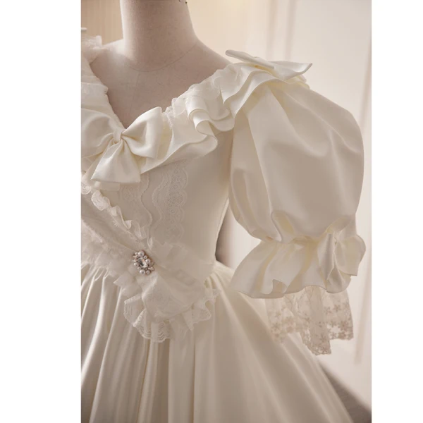 Vintage / Retro Audrey Hepburn Style Ivory Pearl Rhinestone Wedding Dresses 2023 Ball Gown Satin Ruffle V-Neck Bow Short Sleeve Backless Floor-Length / Long Wedding