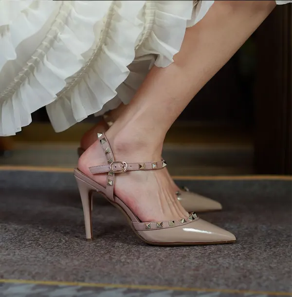 Sexy Blanche Rivet Soirée Sandales Femme 2022 Cuir 6 cm Talons Aiguilles À Bout Pointu Sandales Talons Hauts