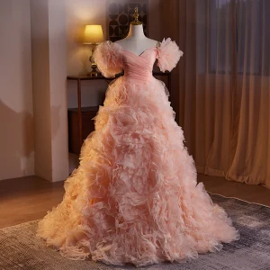 Herlig Rødmende Rosa Gripende Ruffles Ballkjoler 2024 Prinsesse Av Skulderen Korte Ermer Ryggløse Feie Tog Ball Formelle Kjoler