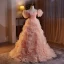 Charmant Rougissant Rose Volants en Cascade Robe De Bal 2024 Princesse De l'épaule Manches Courtes Dos Nu Train De Balayage Promo Robe De Ceremonie