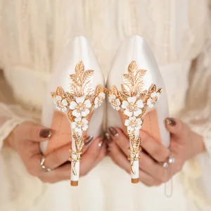 Snygga Fina Elfenben Satin Brudskor 2022 Metall Blomma Rhinestone 10 Cm Stilettklackar Spetsiga Bröllop Pumps Högklackade