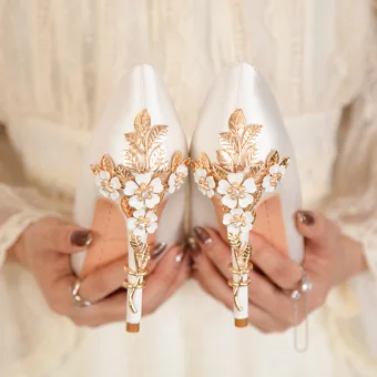 Chic Beautiful Ivory Satin Wedding Shoes 2022 Metal Flower Rhinestone 10 Cm Stiletto Heels Pointed Toe Wedding Pumps High Heels