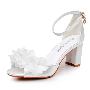 Chic Beautiful White Appliques Ankle Strap Wedding Shoes 2024 7 Cm Thick Heels Open Peep Toe Wedding Sandals High Heels