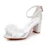 Schöne Weiß Applikationen Knöchelriemen Brautschuhe 2024 7 cm Thick Heels Peeptoes Hochzeit Sandaletten Hochhackige