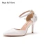 Élégant Blanche Faux Diamant En Dentelle Fleur Chaussure De Mariée 2023 Bride Cheville 9 cm Talons Aiguilles À Bout Pointu Mariage Sandales Talons Hauts