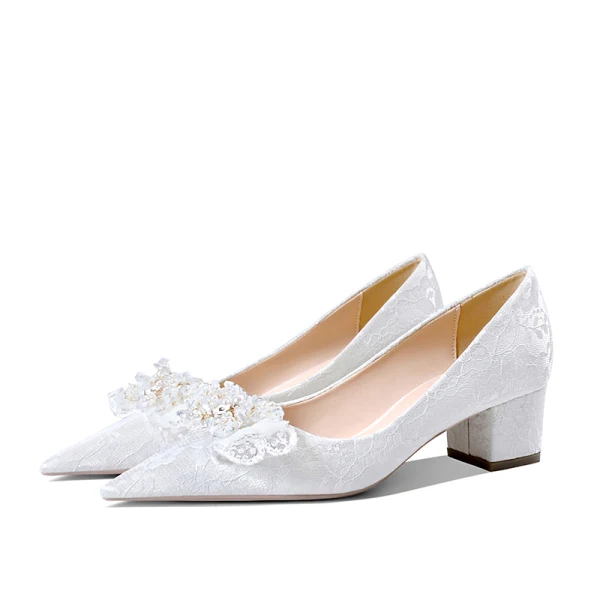 Elegante Weiß Perlenstickerei Spitze Brautschuhe 2024 4 cm Thick Heels Low Heel Spitzschuh Hochzeit Pumps Hochhackige