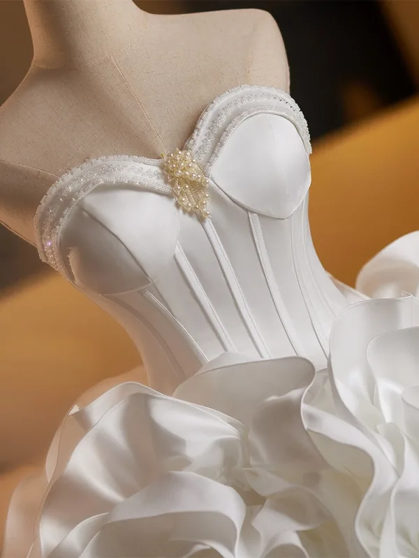 Vintage / Retro White Appliques Beading Pearl Wedding Dresses 2025 Ball Gown Strapless Sleeveless Backless Sweep Train Wedding