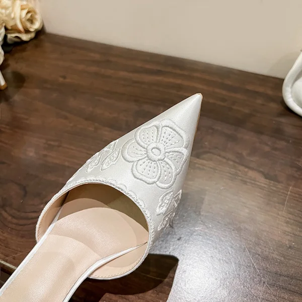 Elegante Weiß Satin Stickerei Brautschuhe 2024 Knöchelriemen Schleife 8 cm Stilettos Spitzschuh Hochzeit Sandaletten Hochhackige