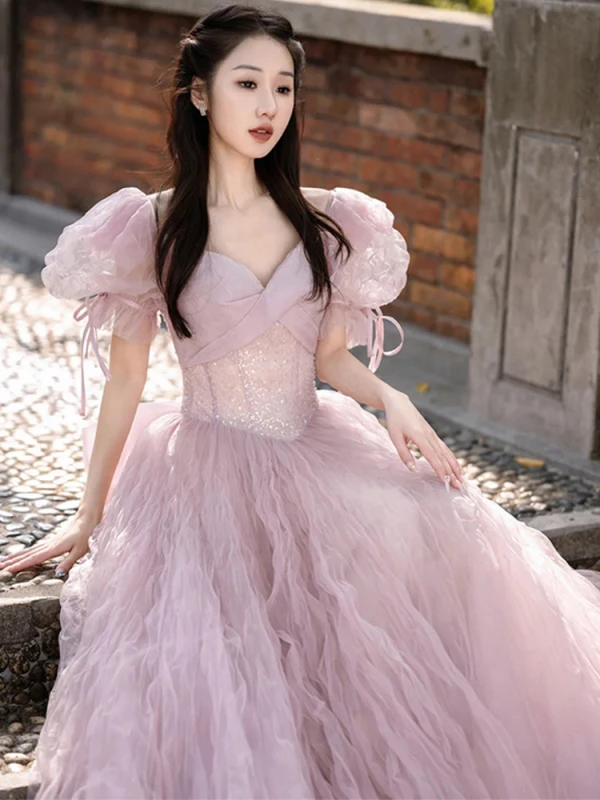 Chic / Belle Couleur Unie Rougissant Rose Plissée Paillettes Robe De Bal 2023 Princesse V-Cou Gonflée Manches Courtes Dos Nu Noeud Longue Promo Robe De Ceremonie