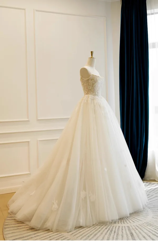 Stunning A-Line / Princess Ivory Beading Lace Wedding Dresses 2025 U-Neck Crossed Straps Sleeveless Tulle