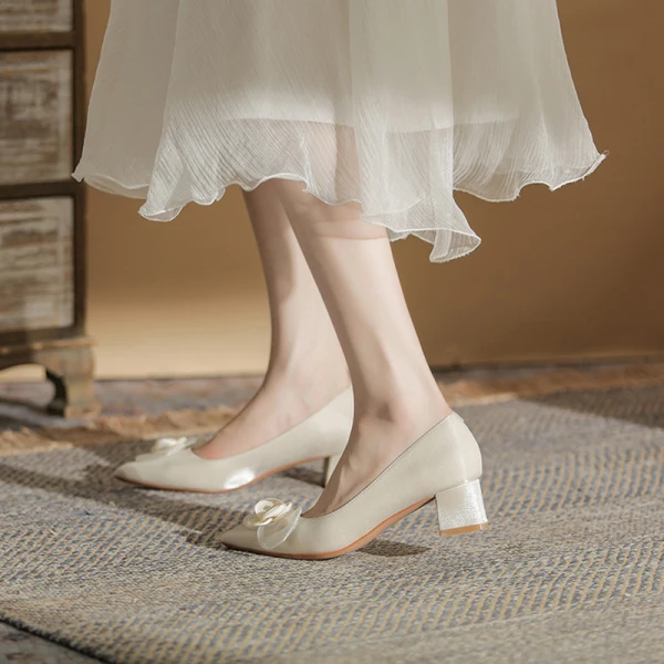 Elegante Ivory / Creme Ball Applikationen Pumps 2023 Satin 5 cm Thick Heels Spitzschuh Pumps Hochhackige