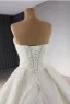 High End Weiß Handgefertigt Perlenstickerei Pailletten Applikationen Brautkleider / Hochzeitskleider 2024 Ballkleid Bandeau Ärmellos Rückenfreies Königliche Schleppe Hochzeit