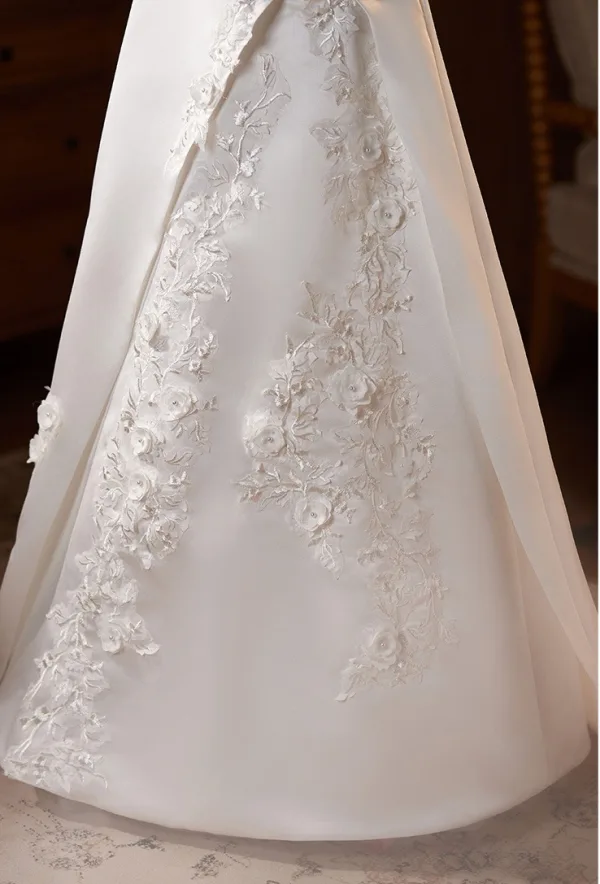 Elegant White Lace Flower Appliques Satin Wedding Dresses 2025 A-Line / Princess Strapless Sleeveless Backless Floor-Length / Long Wedding