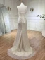 Haut de Gamme Beige Fait main Perlage Faux Diamant Fendue devant Robe De Bal 2024 Trompette / Sirène Encolure Carrée Sans Manches Dos Nu Train De Balayage Promo Robe De Ceremonie