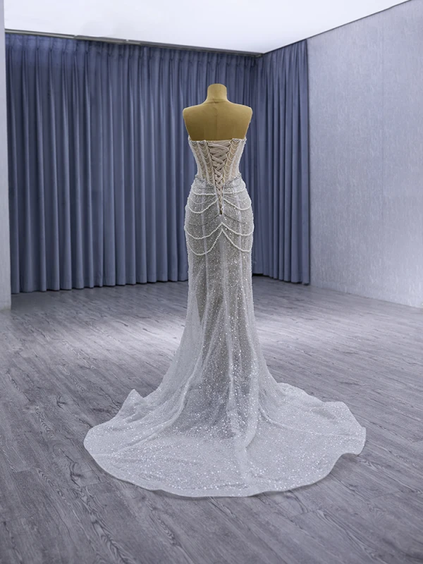 High End Charmant Weiß Handgefertigt Perlenstickerei Perle Strass Pailletten Ballkleider 2024 Meerjungfrau Bandeau Kurze Ärmel Rückenfreies Sweep / Pinsel Zug Strand