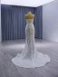 High End Charmant Weiß Handgefertigt Perlenstickerei Perle Strass Pailletten Ballkleider 2024 Meerjungfrau Bandeau Kurze Ärmel Rückenfreies Sweep / Pinsel Zug Strand