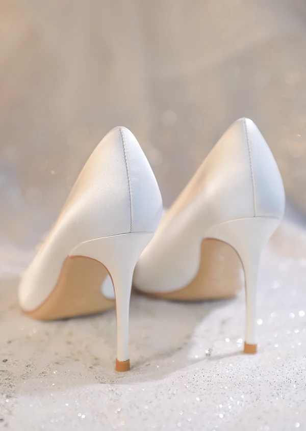 Elegante Ivory / Creme Perle Strass Leder Satin Brautschuhe 2024 8 cm Stilettos Spitzschuh Hochzeit Pumps Hochhackige