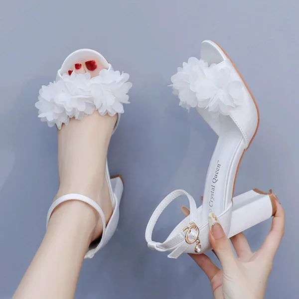 Schöne Weiß Applikationen Knöchelriemen Brautschuhe 2024 7 cm Thick Heels Peeptoes Hochzeit Sandaletten Hochhackige