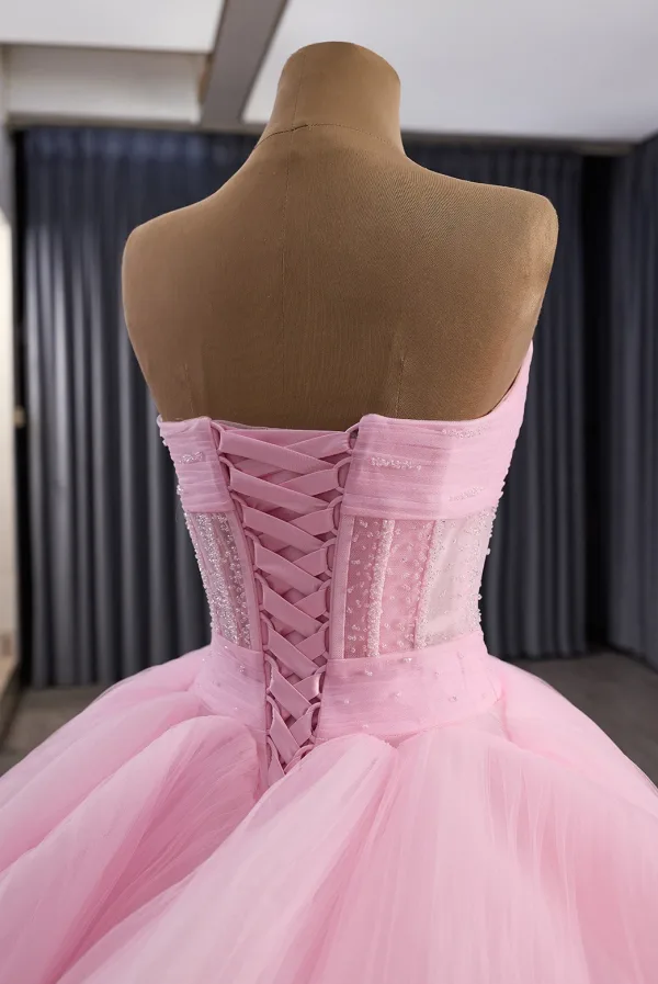 High-end Sukkertøyrosa Håndlaget Beading Gripende Ruffles Ballkjoler 2025 Ballkjole Kjæreste Langermede Ryggløse Cathedral Train Formelle Kjoler