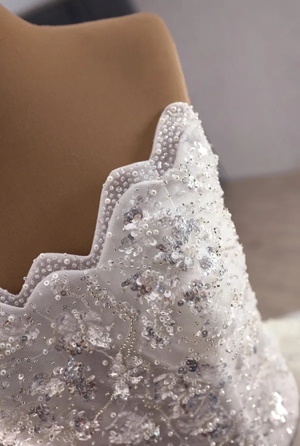 High End Weiß Handgefertigt Perlenstickerei Perle Pailletten Quinceañera Brautkleider / Hochzeitskleider 2025 Ballkleid Bandeau Ärmellos Rückenfreies Kapelle-Schleppe Tülle