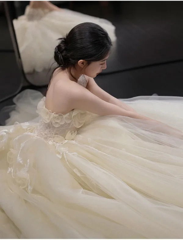 Vintage / Retro White Lace Flower Appliques Wedding Dresses 2025 A-Line / Princess Strapless Sleeveless Backless Court Train