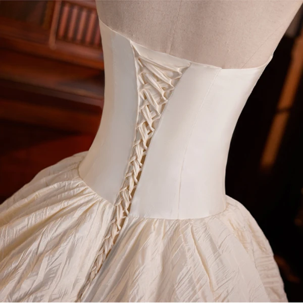 Vintage / Retro Modest / Simple Ivory Ruffle Flower Wedding Dresses 2023 Ball Gown Strapless Sleeveless Backless Sweep Train Wedding Dresses