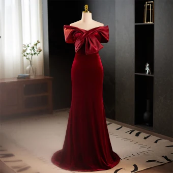 Elegant Burgundy Velvet Prom Dresses 2023 Trumpet Mermaid Off The Shoulder Short Sleeve Backless Sweep Train Prom Formal Dresses
