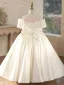 Elegante Ivory / Creme Satin Schleife Hochzeit Blumenmädchenkleider 2026 Ballkleid Rundhalsausschnitt Kurze Ärmel Rückenfreies Lange