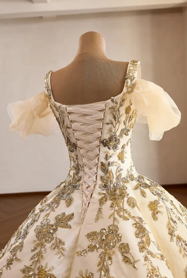 Luxury / Gorgeous Champagne Beading Lace Flower Sequins Ruffle Prom Dresses 2026 Ball Gown V-Neck Short Sleeve Backless Sweep Train Formal Dresses