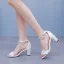 Elegante Weiß Knöchelriemen Spitze Blumen Brautschuhe 2024 7 cm Thick Heels Peeptoes Hochzeit Sandaletten Hochhackige