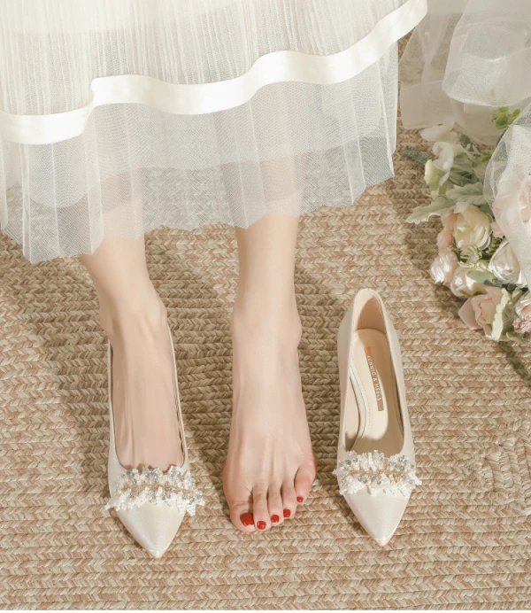 Elegant Beige Beading Pearl Rhinestone Satin Wedding Shoes 2024 3 cm Thick Heels Low Heel Pointed Toe Wedding Pumps High Heels