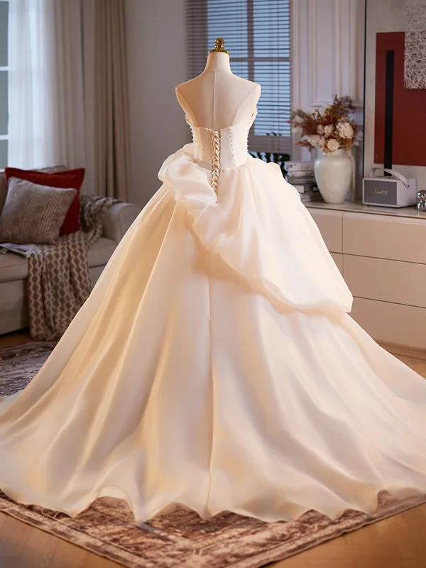 Elegant Champagne Pearl Appliques Satin Prom Dresses 2025 Ball Gown Strapless Bow Sleeveless Backless Sweep Train Formal Dresses