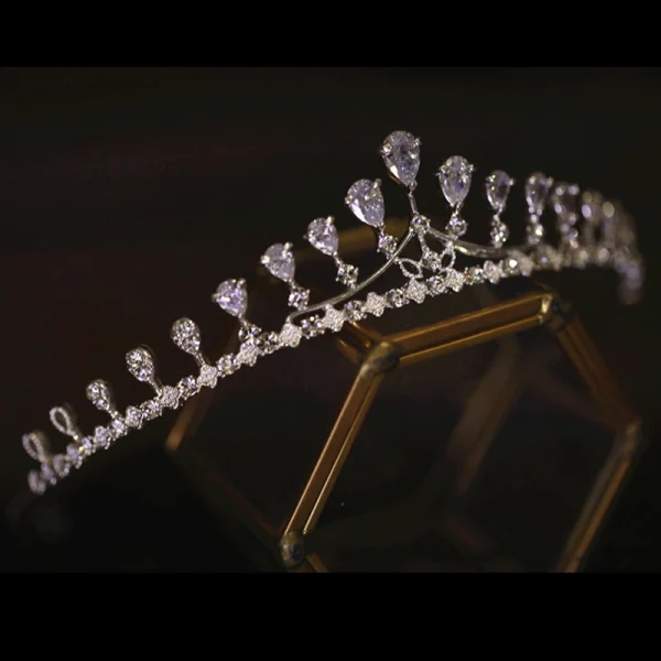 Enkel Sølv Rhinestone Har Tilbehor Bryllup Tiara 2022 Zirkon Legering Tiara