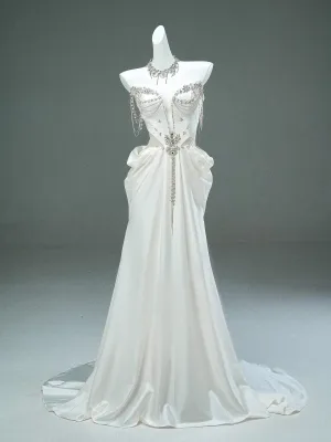 High End Sjarmerende Hvit Perle Rhinestone Brudekjoler 2025 Trompet Havfrue Strapless Uten Ermer Ryggløse Domstol Tog