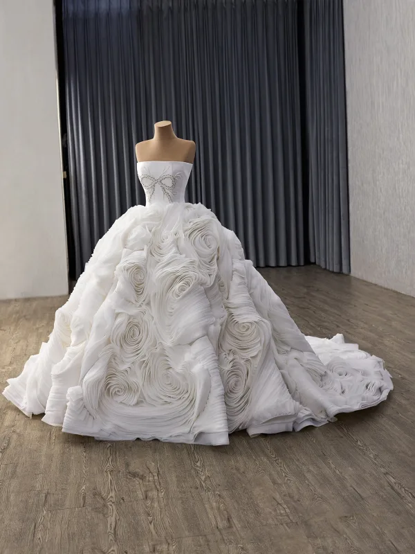 High-end Luxury / Gorgeous White Beading Pearl Rhinestone Ruffle Flower Wedding Dresses 2025 Ball Gown Strapless Sleeveless Backless Chapel Train
